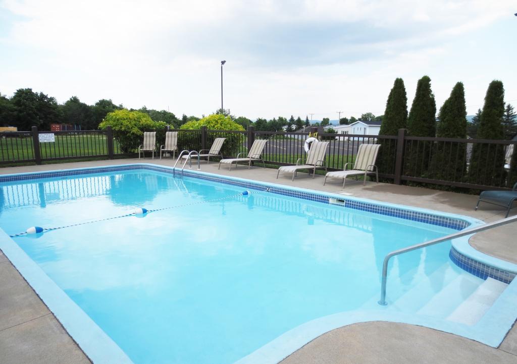 Days Inn By Wyndham Montmagny Kültér fotó