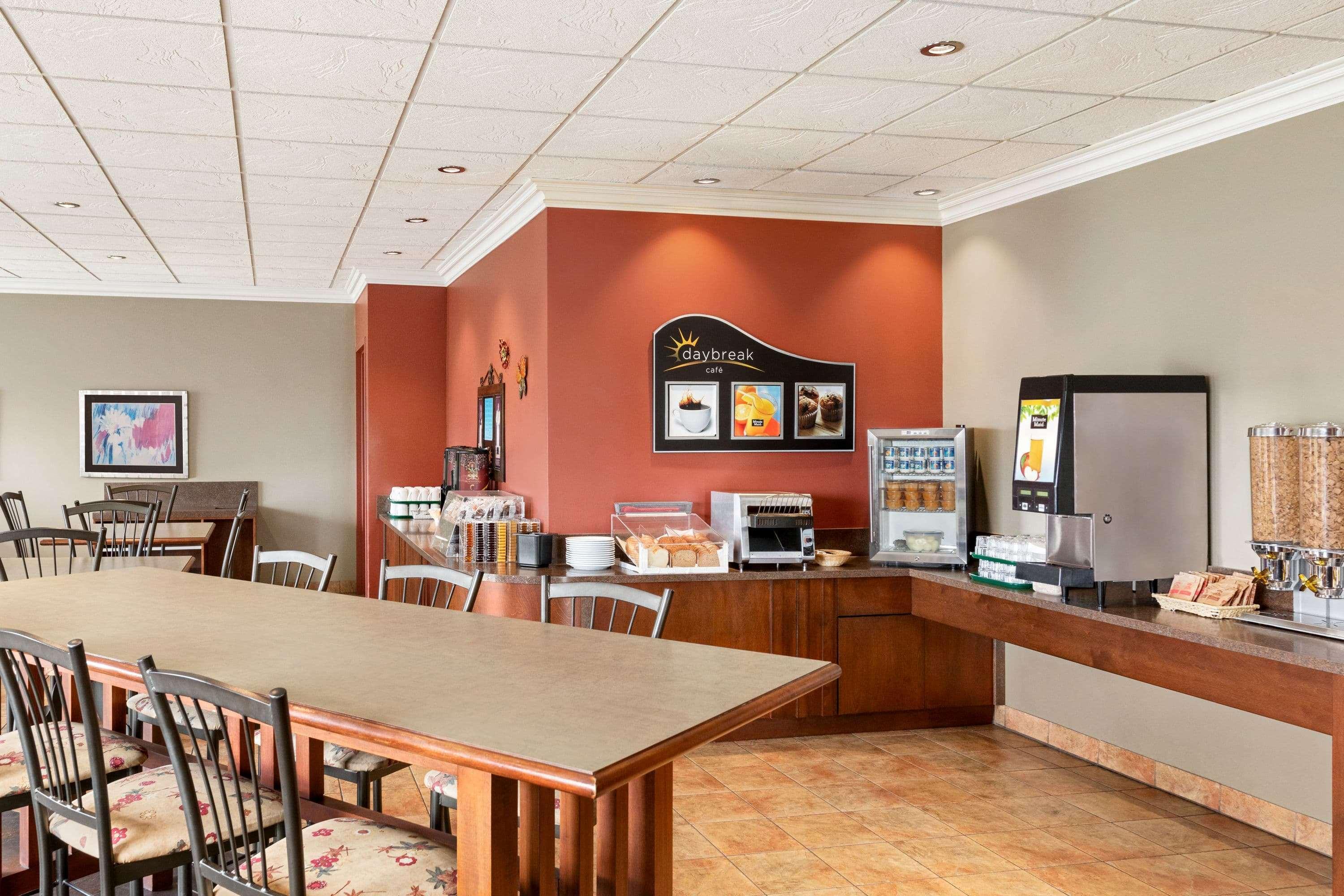 Days Inn By Wyndham Montmagny Kültér fotó