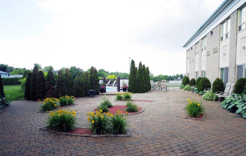 Days Inn By Wyndham Montmagny Kültér fotó