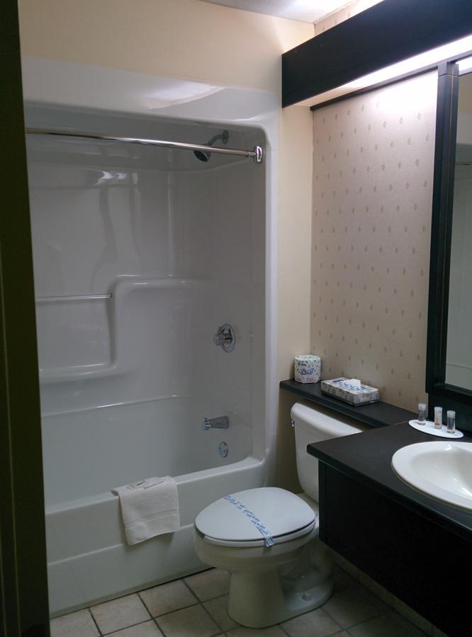 Days Inn By Wyndham Montmagny Kültér fotó