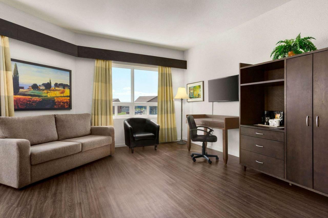 Days Inn By Wyndham Montmagny Kültér fotó